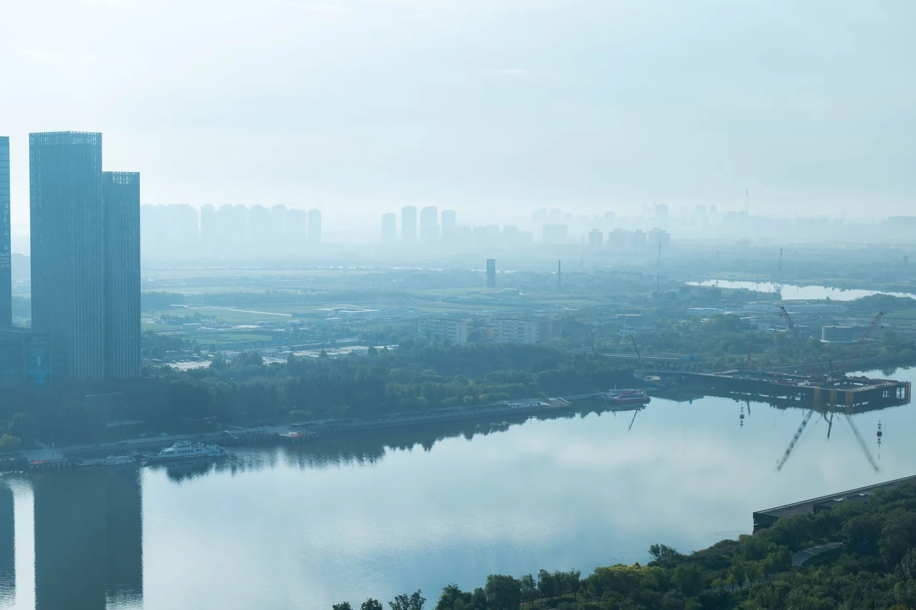 铝合金玻璃隔断系统在商业空间中的技术应用与设计要点