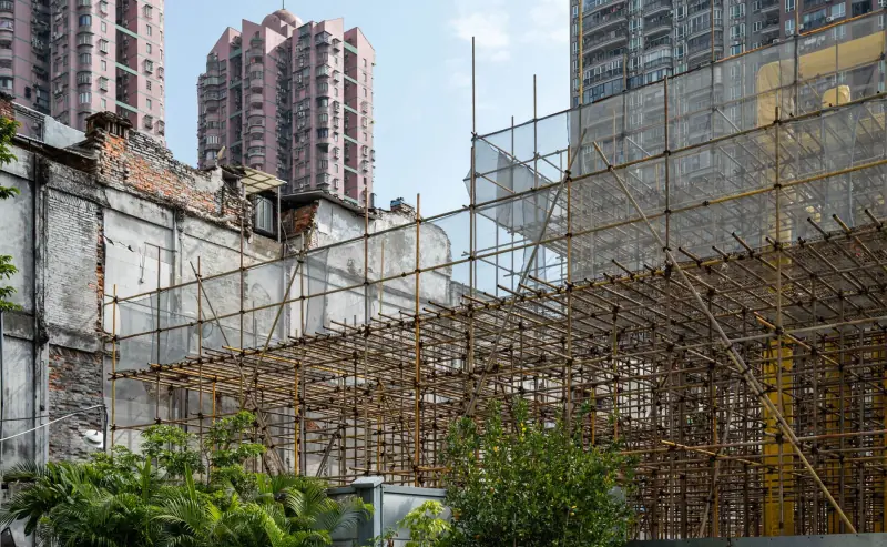 迪高金属隔断与玻璃隔断系统：材质工艺与适用场景对比