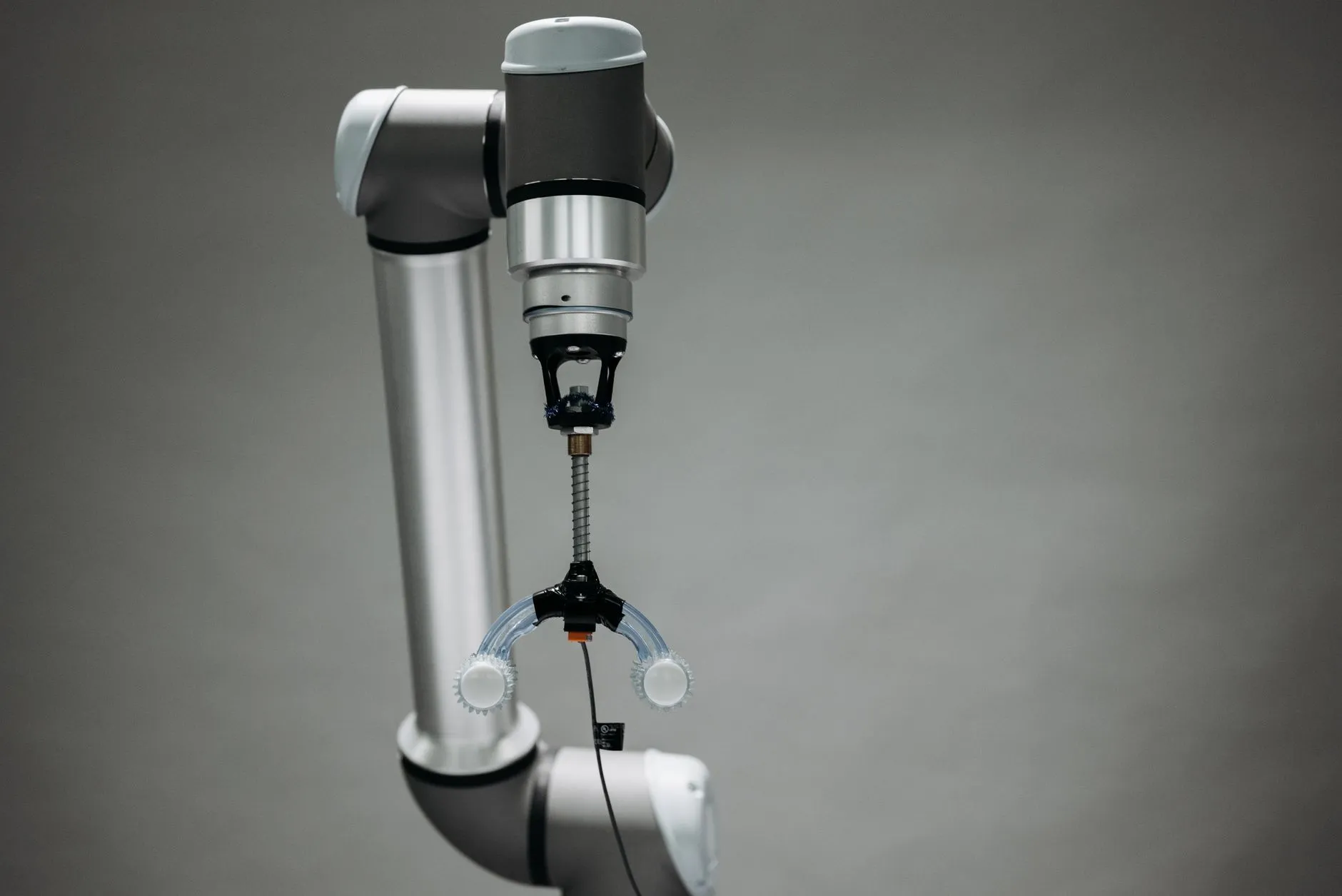 办公空间金属隔断墙选型指南：铝合金与钢制框架的承重与耐用性对比