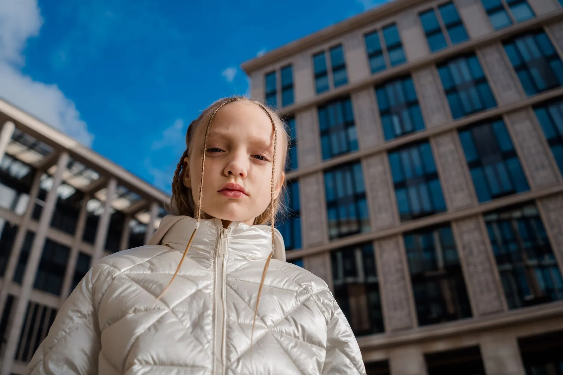 铝合金玻璃隔断在办公空间中的设计应用与优势分析