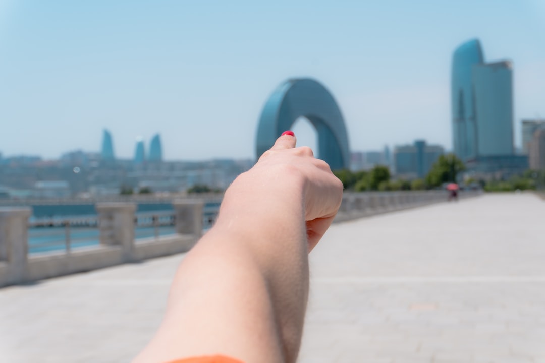 办公空间隔断方案对比：金属隔断与玻璃隔断的适用场景分析