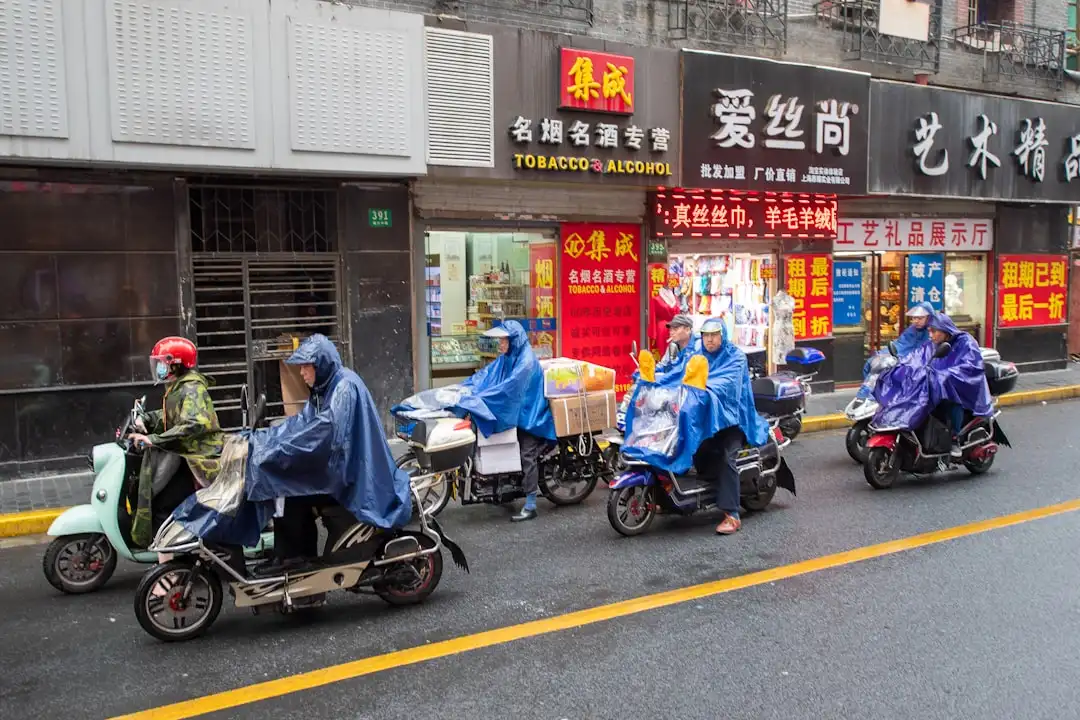 金属隔断与玻璃隔断在商业装修中的搭配应用方案设计