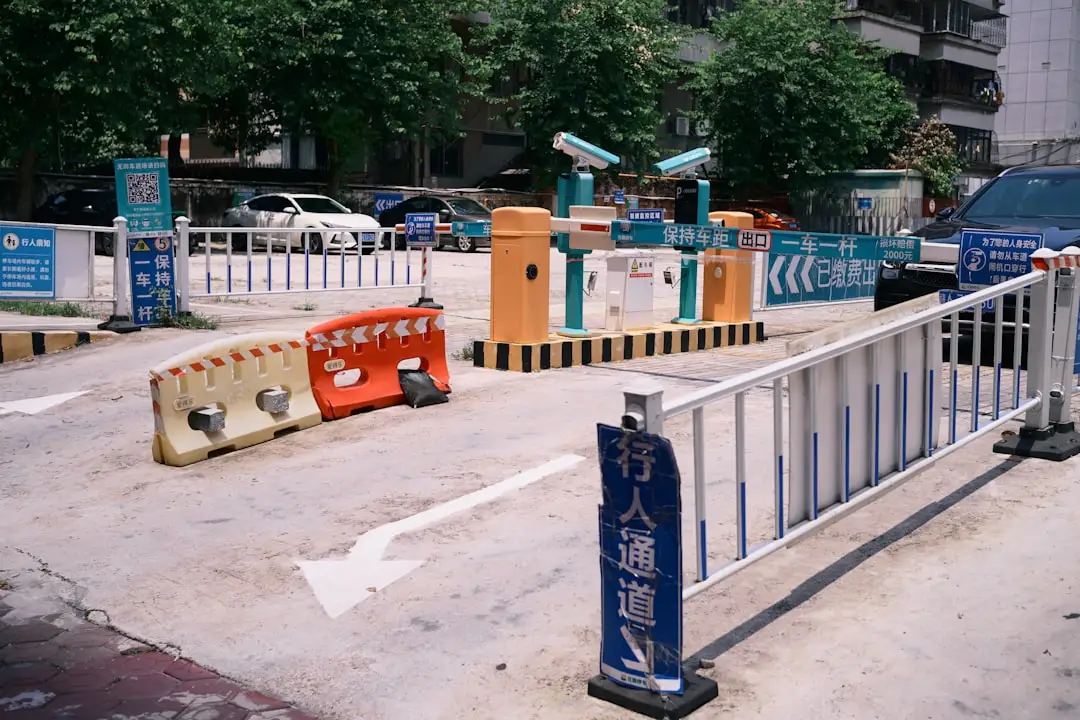 铝合金玻璃隔断在办公空间中的设计要点与施工规范