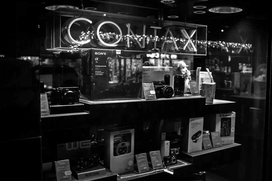 铝合金玻璃隔断在办公空间中的应用方案与设计要点