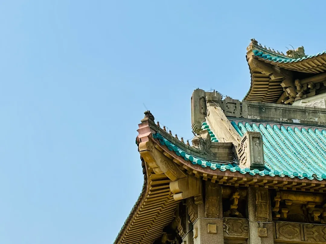 玻璃隔断在商业空间中的应用：通透性与隐私需求的平衡设计方案