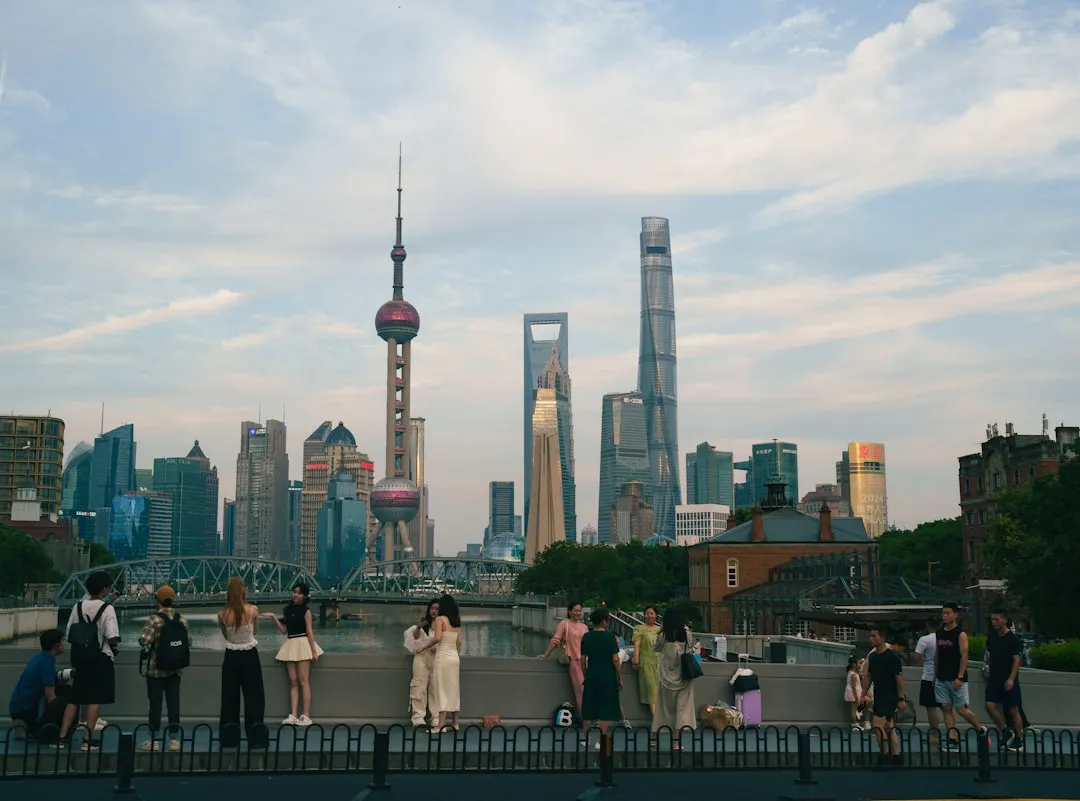 铝合金玻璃隔断系统设计要点与工程应用解析
